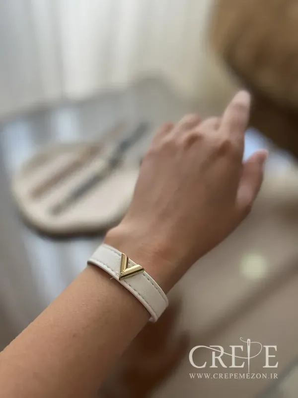 دستبند چرم طرح برند