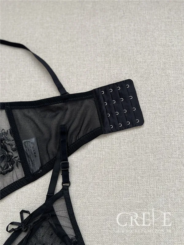 برالت طرح گلدوزی وایت لیدی 