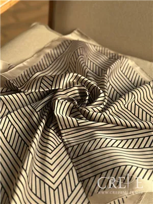 مینی اسکارف طرح هندسی